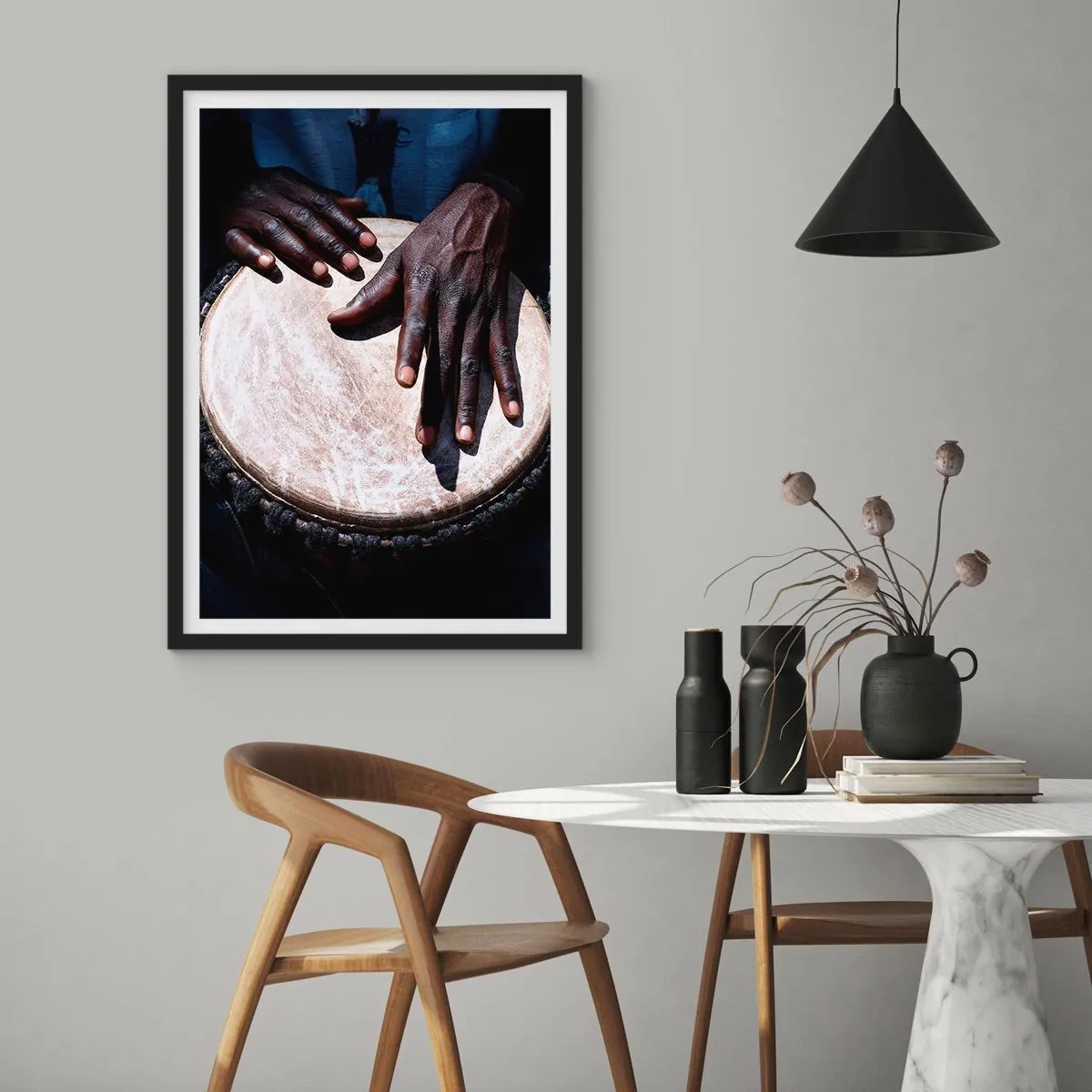 Poszter fehér keretben - Kezek djembe dobon játszanak egy ritmusjátékban - 50x70cm - Élj a saját ritmusodban - Modern fali dekoráció nappalihoz és hálószobához ARTTOR
