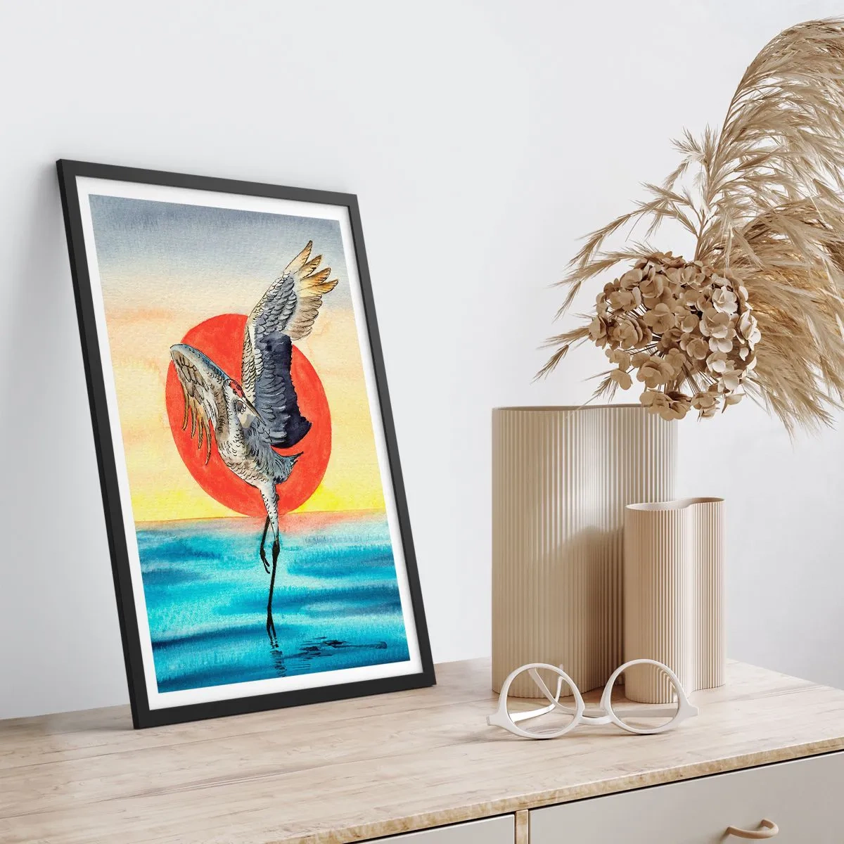 Poszter fehér keretben - Egy daru lebeg a víz felett a vörös nap fényében - 50x70cm - Ideje visszamenni - Modern fali dekoráció nappalihoz és hálószobához ARTTOR