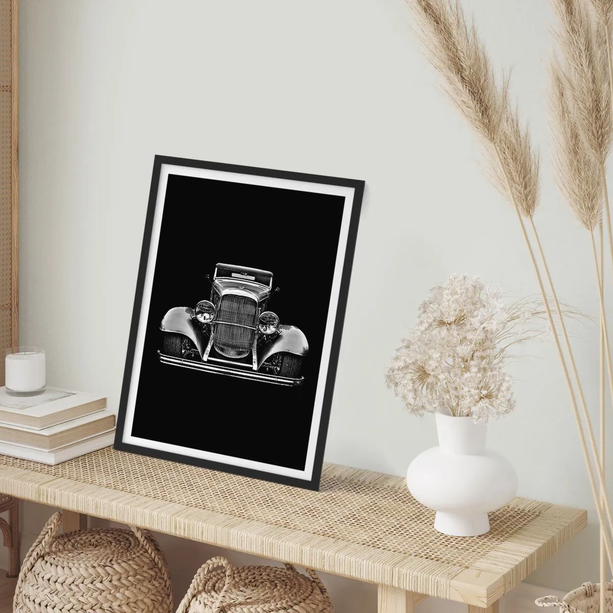 Poszter fehér keretben - Fekete-fehér fénykép egy klasszikus autóról fekete háttér előtt - 50x70cm - Egy igazi genelman - Modern fali dekoráció nappalihoz és hálószobához ARTTOR