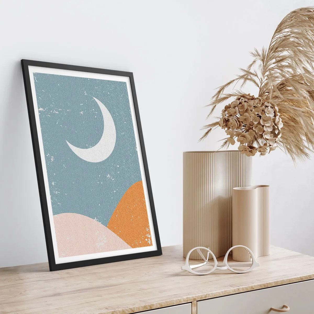 Poszter fehér keretben - Egy minimalista hold egy absztrakt táj felett. - 50x70cm - A sok éjszaka csodája - Modern fali dekoráció nappalihoz és hálószobához ARTTOR
