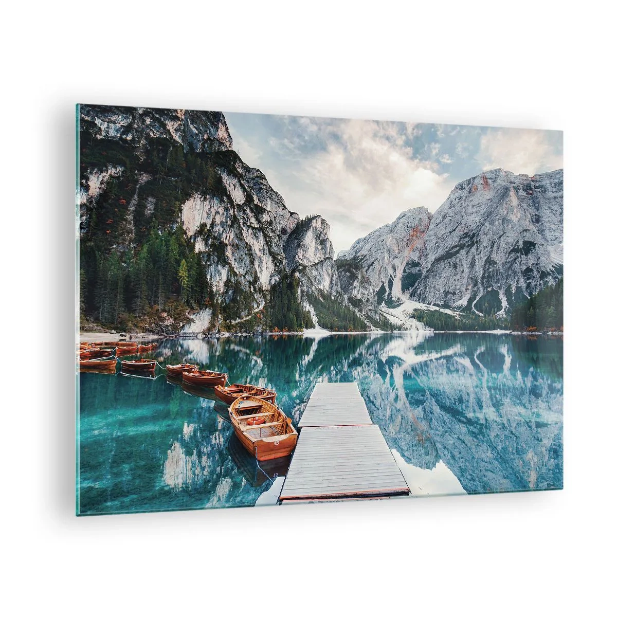 Üveg kép - Egy fahíd egy türkizkék tó felett a hegyekben - 70x50cm - Megmutatjuk a szépséget - Modern fali dekoráció nappalihoz és hálószobához ARTTOR