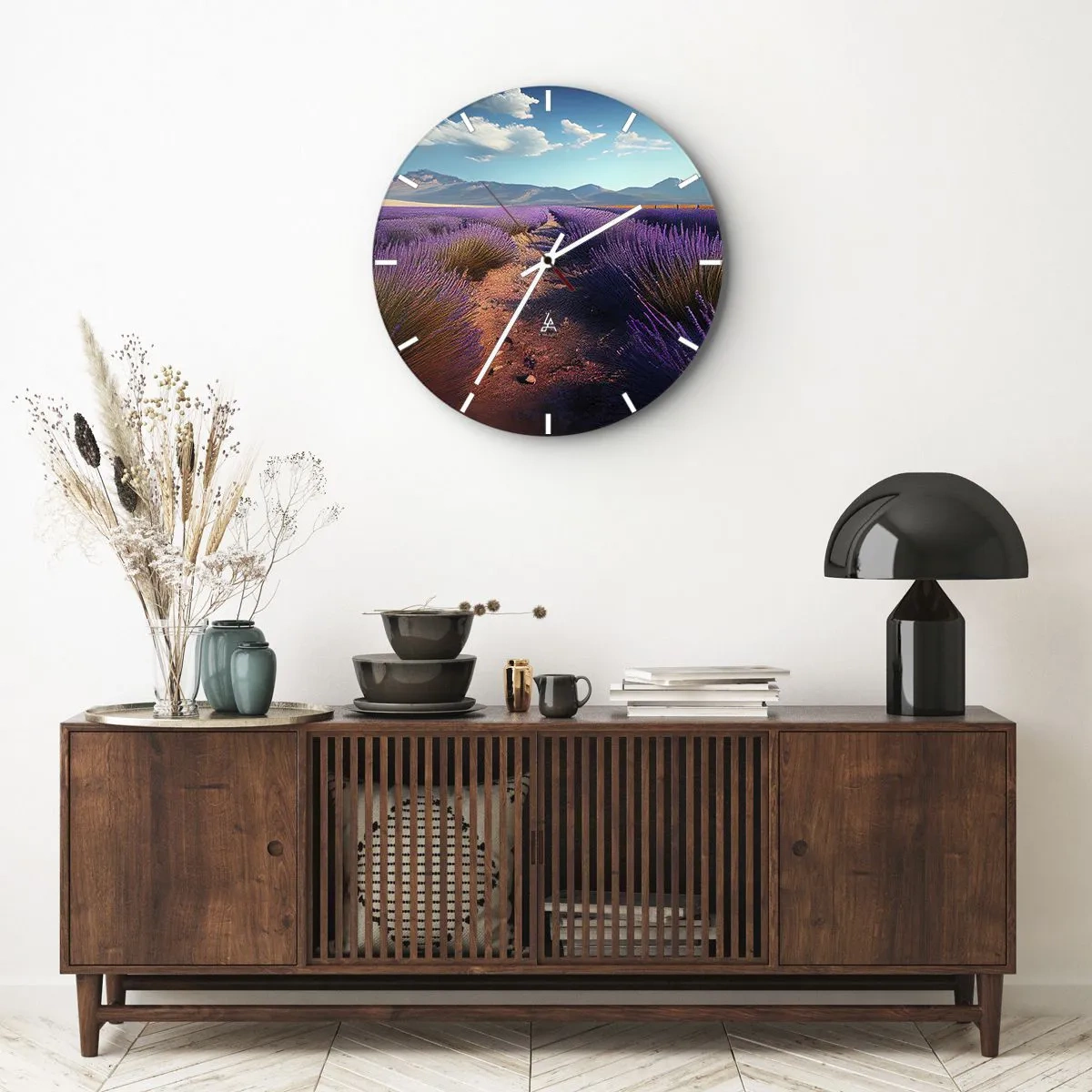 Falióra, Óra - Levendulaföld, háttérben hegyi tájjal - 30x30cm - Illatos mezők - Modern fali dekoráció nappalihoz, konyhához és hálószobához ARTTOR