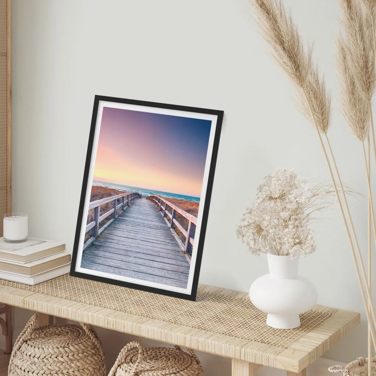 Poszter fehér keretben - Egy fából készült móló vezet a tengerhez naplementekor - 50x70cm - Balti esti aurora - Modern fali dekoráció nappalihoz és hálószobához ARTTOR