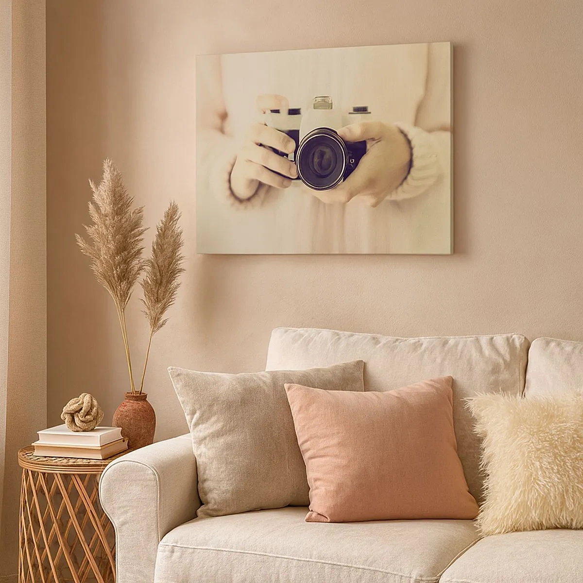 Vászonkép - Retro fényképezőgép kezében világos háttér előtt - 70x50cm - Többet látni... - Modern fali dekoráció nappalihoz és hálószobához ARTTOR