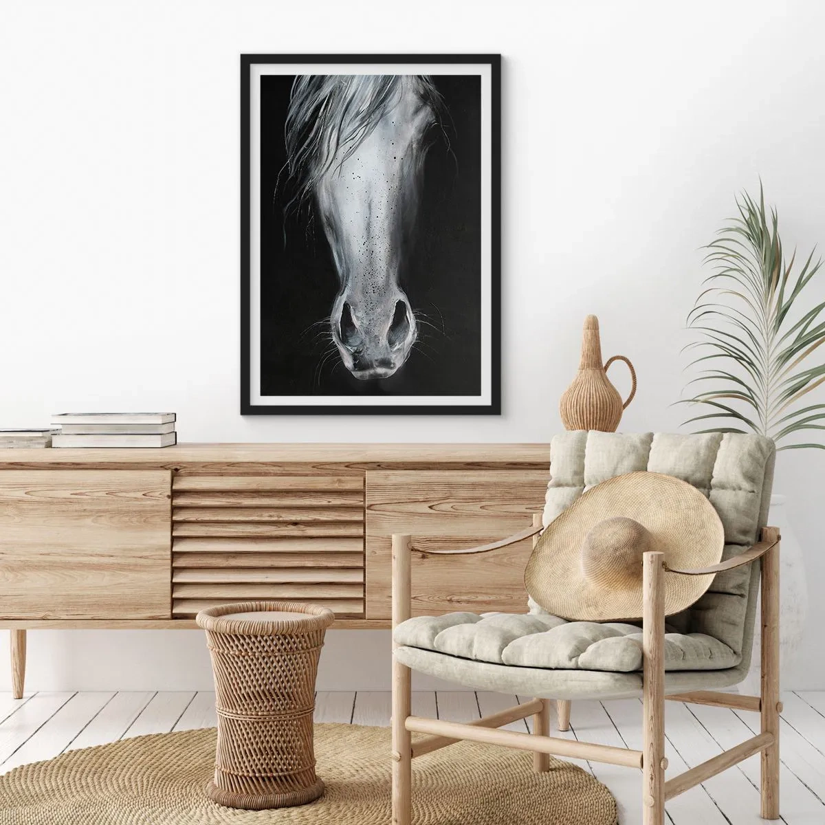 Poszter fehér keretben - Lófej közeli képe fekete-fehérben - 50x70cm - Csábító pillantás - Modern fali dekoráció nappalihoz és hálószobához ARTTOR
