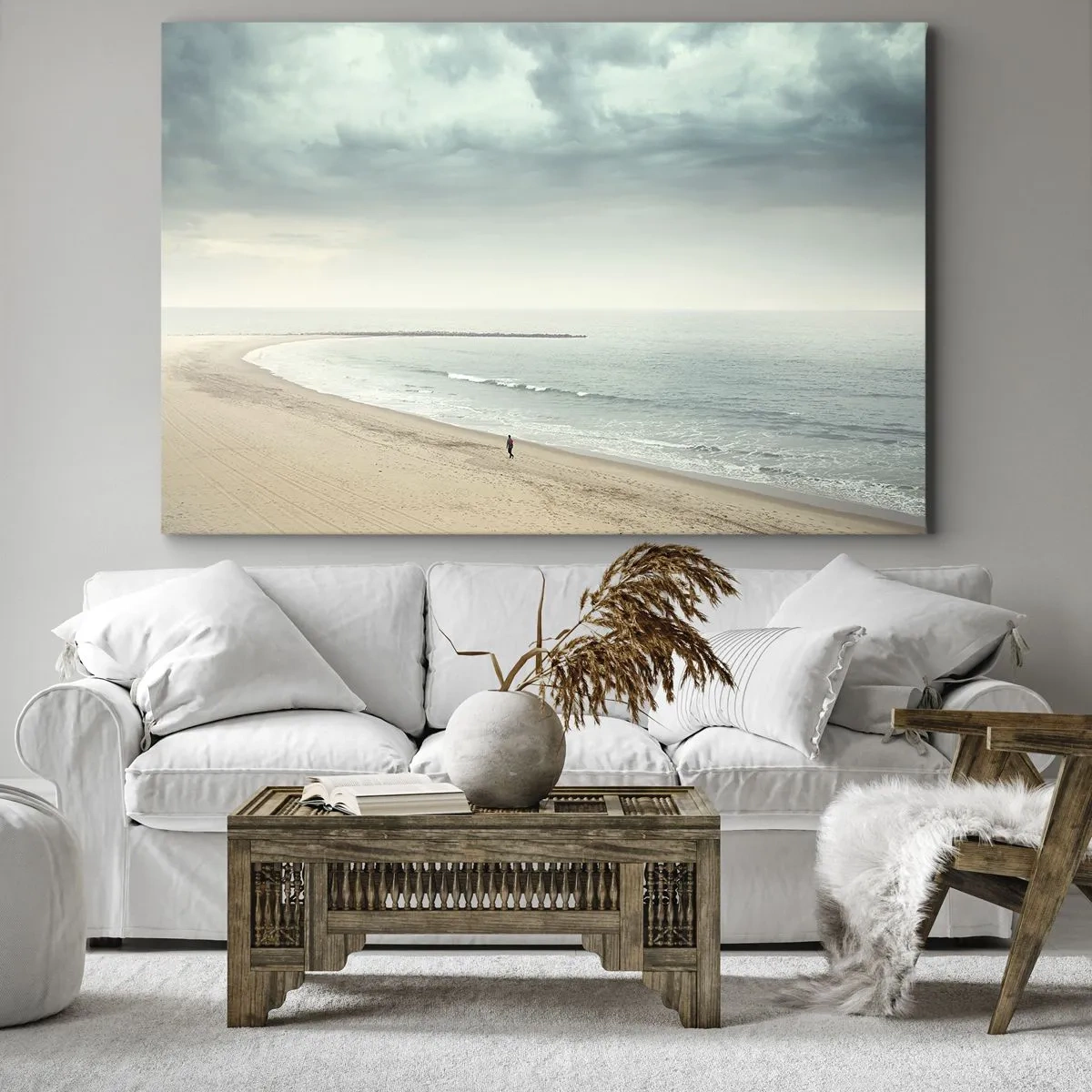 Vászonkép - Egy magányos alak egy elhagyatott tengerparton, a nyugodt tenger mellett - 70x50cm - A békét keresve - Modern fali dekoráció nappalihoz és hálószobához ARTTOR