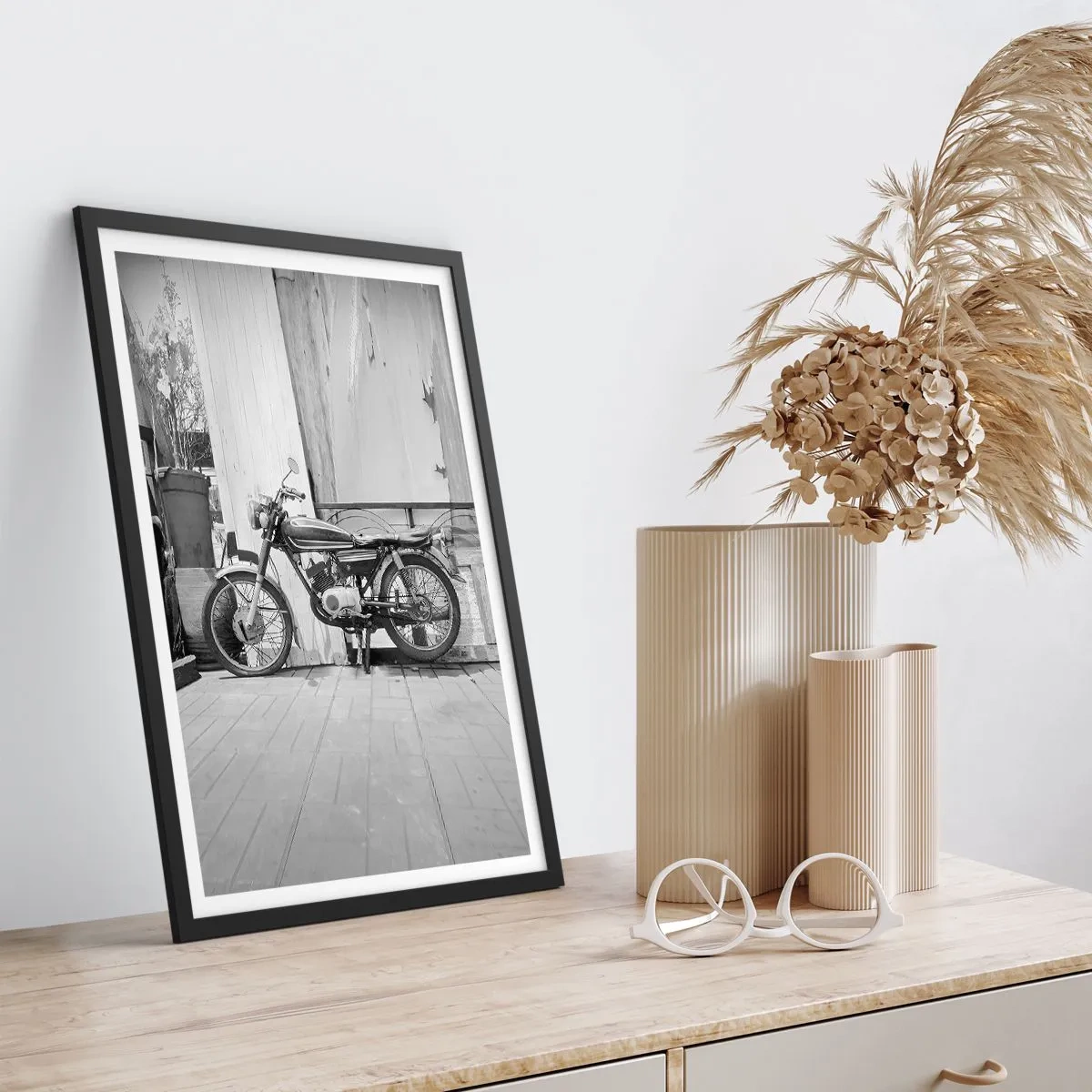 Poszter fehér keretben - Retro motorkerékpár egy fából készült falnak vetve - 50x70cm - Klasszikus mindenek felett - Modern fali dekoráció nappalihoz és hálószobához ARTTOR