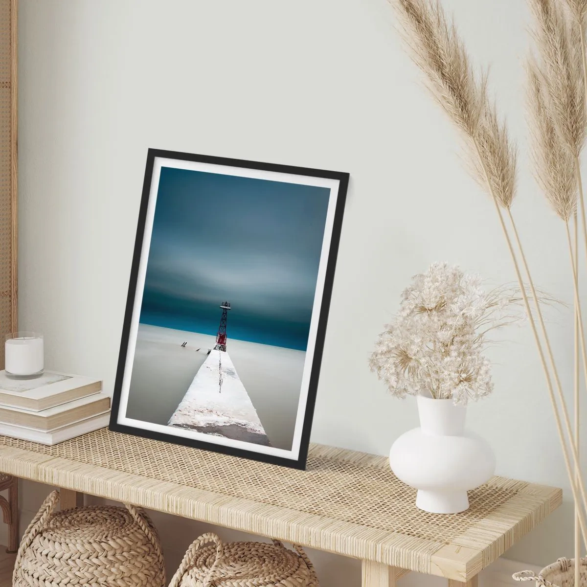 Poszter fehér keretben - Egy világítótorony a móló végén minimalista stílusban - 50x70cm - A végtelenség irányába - Modern fali dekoráció nappalihoz és hálószobához ARTTOR