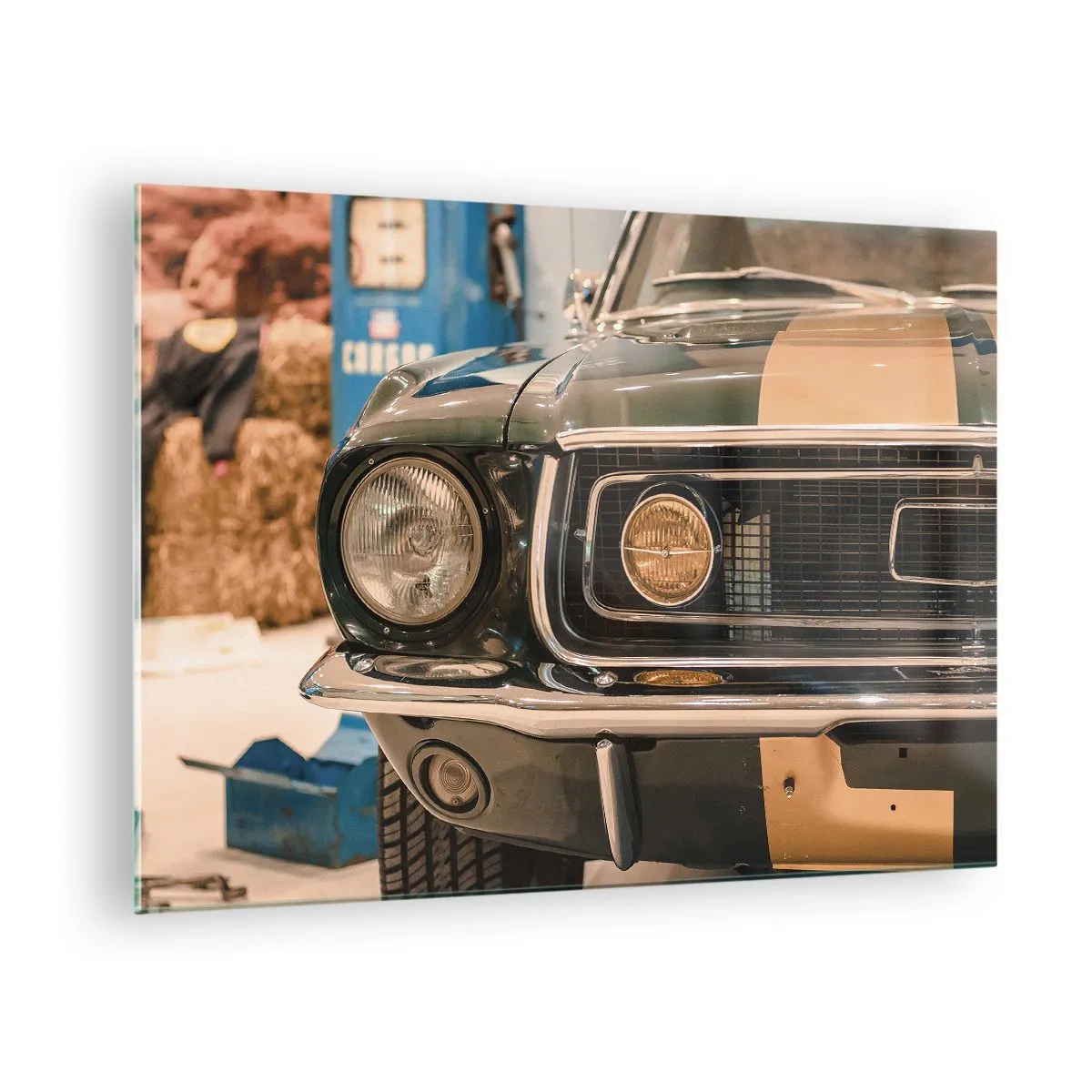Üveg kép - Egy klasszikus autó, a Mustang közeli képe egy műhelyben - 70x50cm - Találkozás a legendával - Modern fali dekoráció nappalihoz és hálószobához ARTTOR