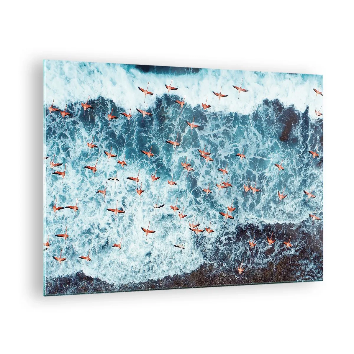 Üveg kép - Rózsaszín flamingók a durva óceáni hullámok felett - 70x50cm - A tengerparti parádé - Modern fali dekoráció nappalihoz és hálószobához ARTTOR