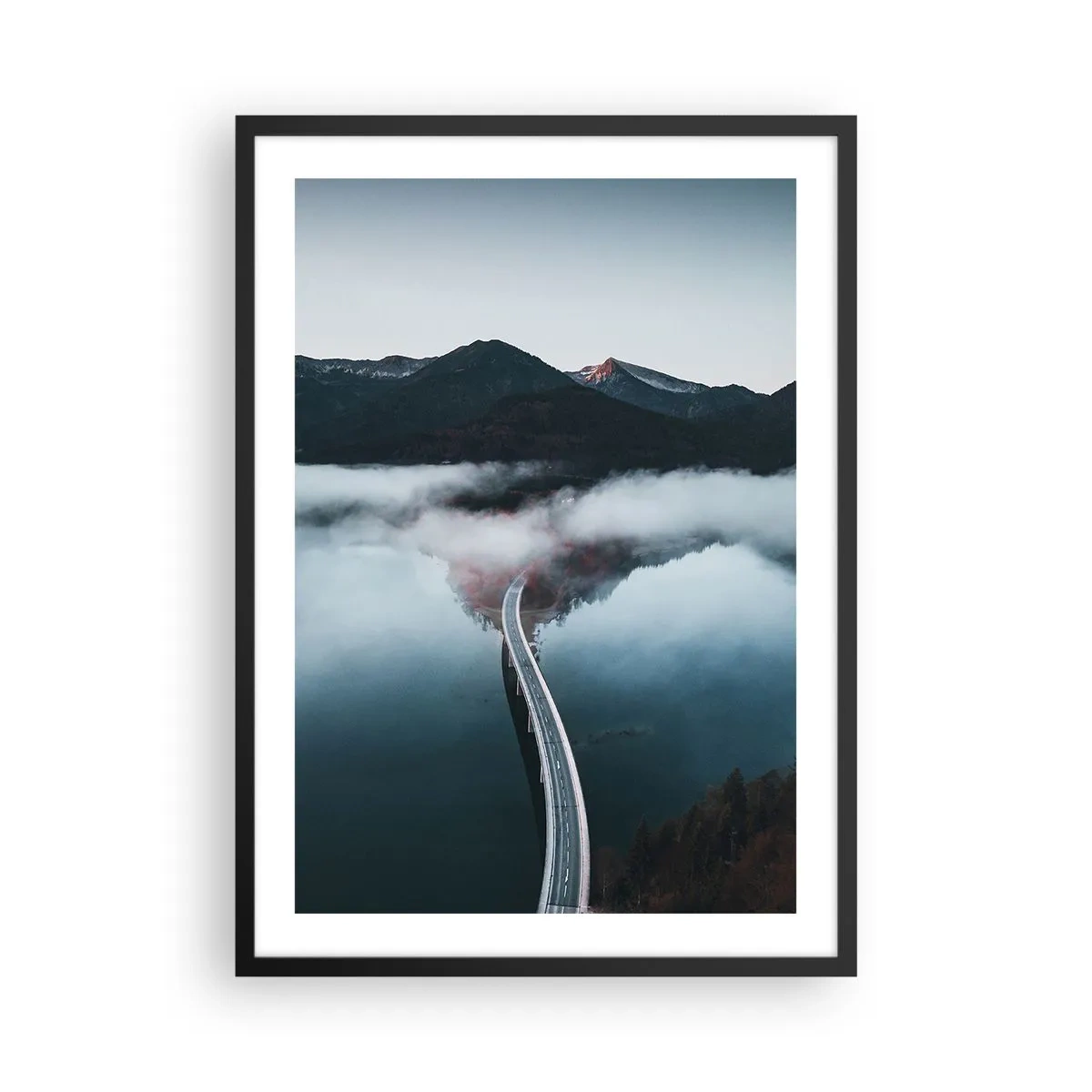 Poszter fehér keretben - Egy híd egy nyugodt tó felett, a háttérben a hegyek tükröződnek. - 50x70cm - Tükörsima víz felett - Modern fali dekoráció nappalihoz és hálószobához ARTTOR