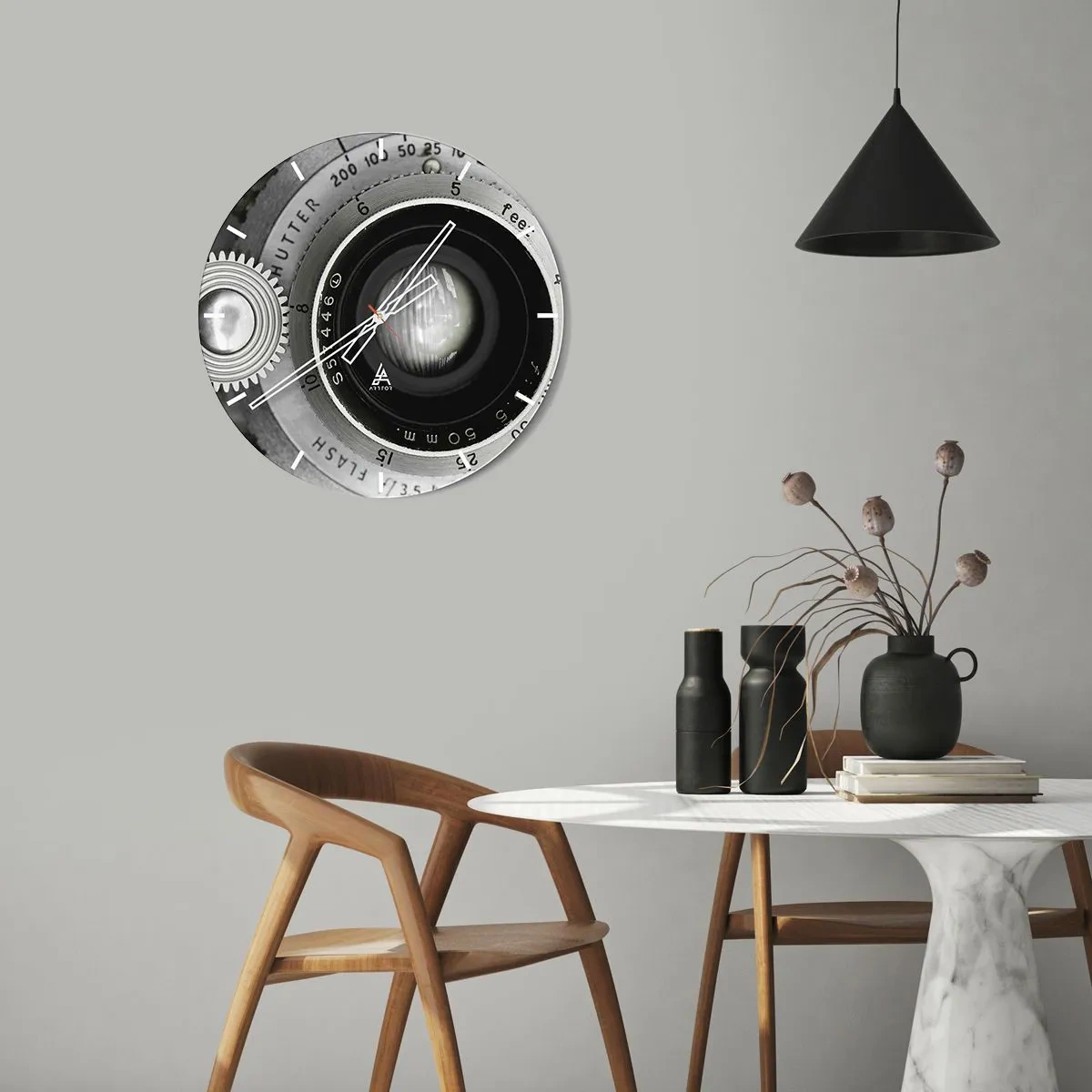 Falióra, Óra - Közeli kép egy fekete-fehér kamera lencséjéről - 30x30cm - Történet Hollywoodról - Modern fali dekoráció nappalihoz, konyhához és hálószobához ARTTOR