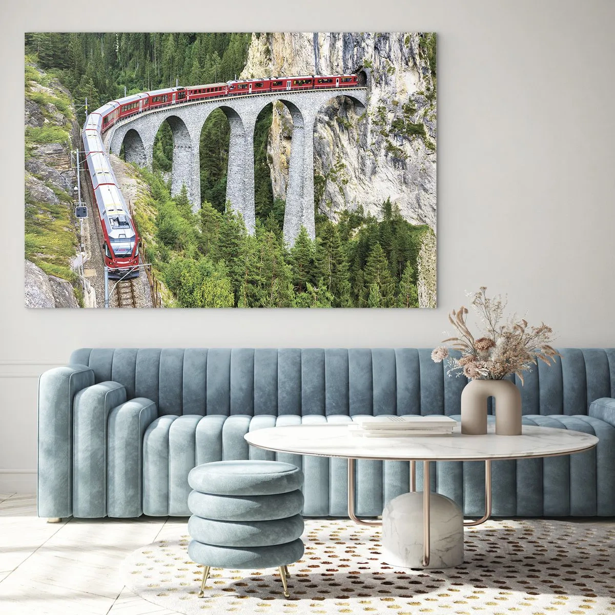 Üveg kép - Egy vonat, háttérben egy hegyi híddal, zöld tájak között - 70x50cm - Vasút hegyi kilátással - Modern fali dekoráció nappalihoz és hálószobához ARTTOR