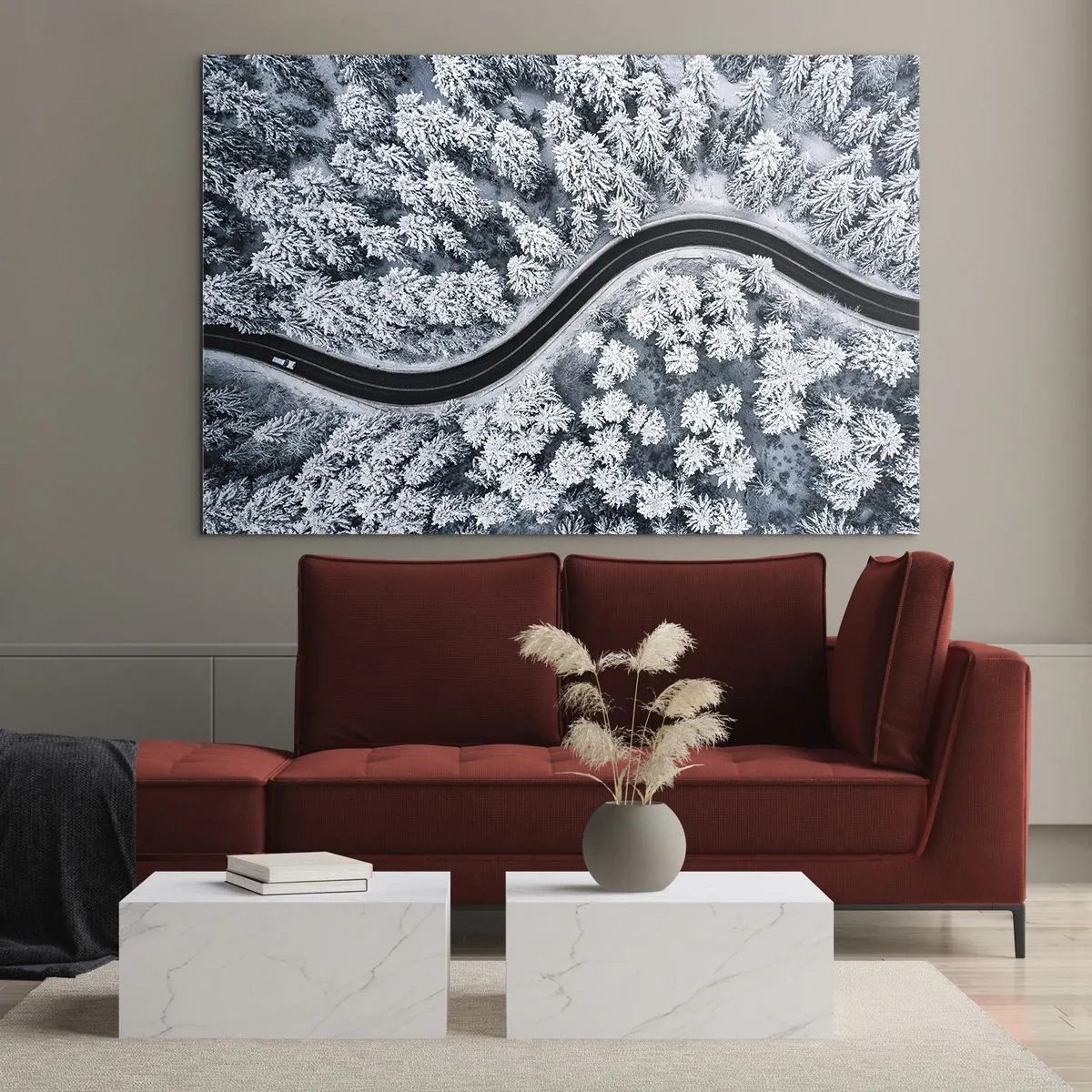 Üveg kép - Egy kanyargós út egy téli erdőn keresztül, drónról nézve - 70x50cm - A téli erdőn - Modern fali dekoráció nappalihoz és hálószobához ARTTOR