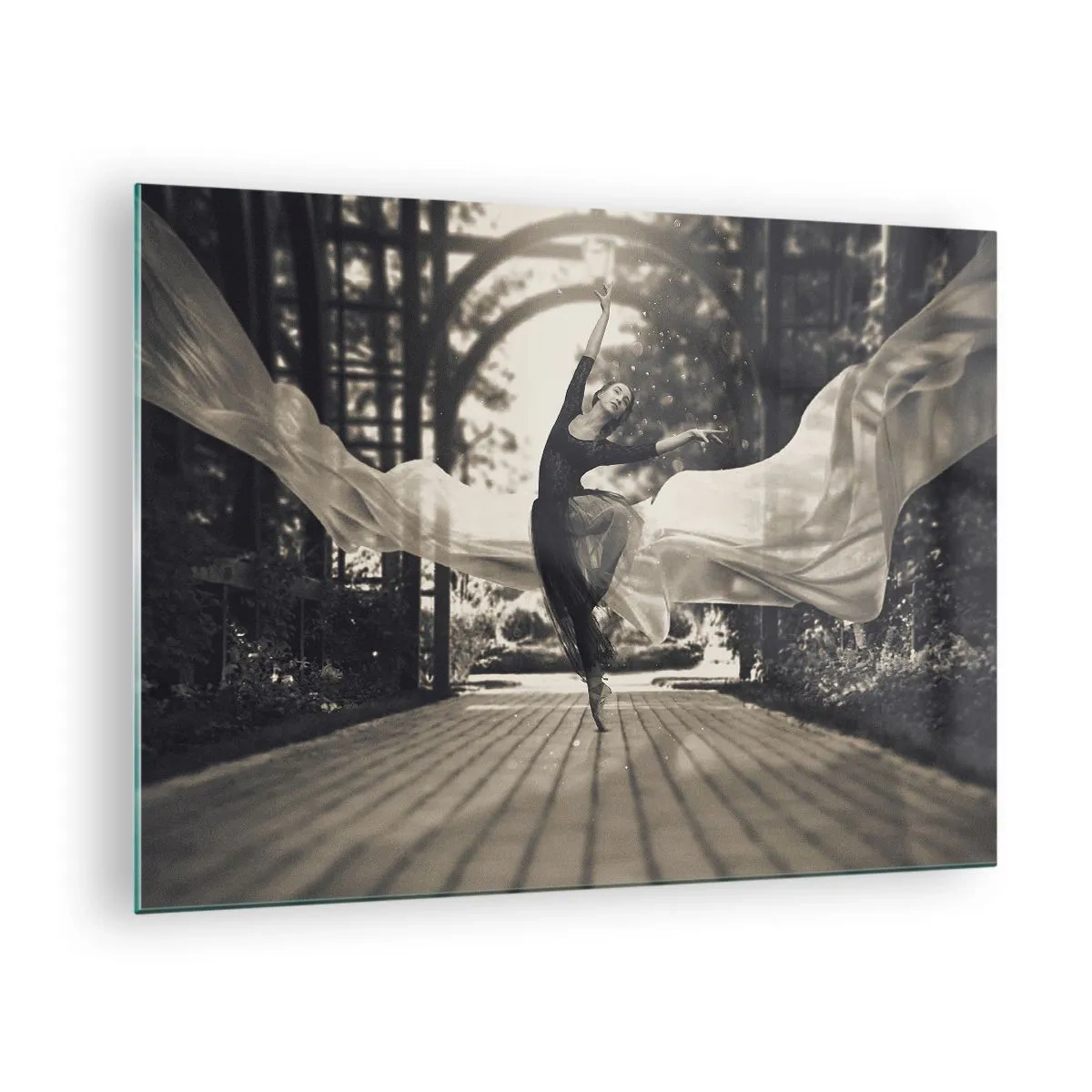 Üveg kép - Egy táncos mozgásban egy kerti háttér előtt fekete-fehérben. - 70x50cm - A kerti szellem tánca - Modern fali dekoráció nappalihoz és hálószobához ARTTOR