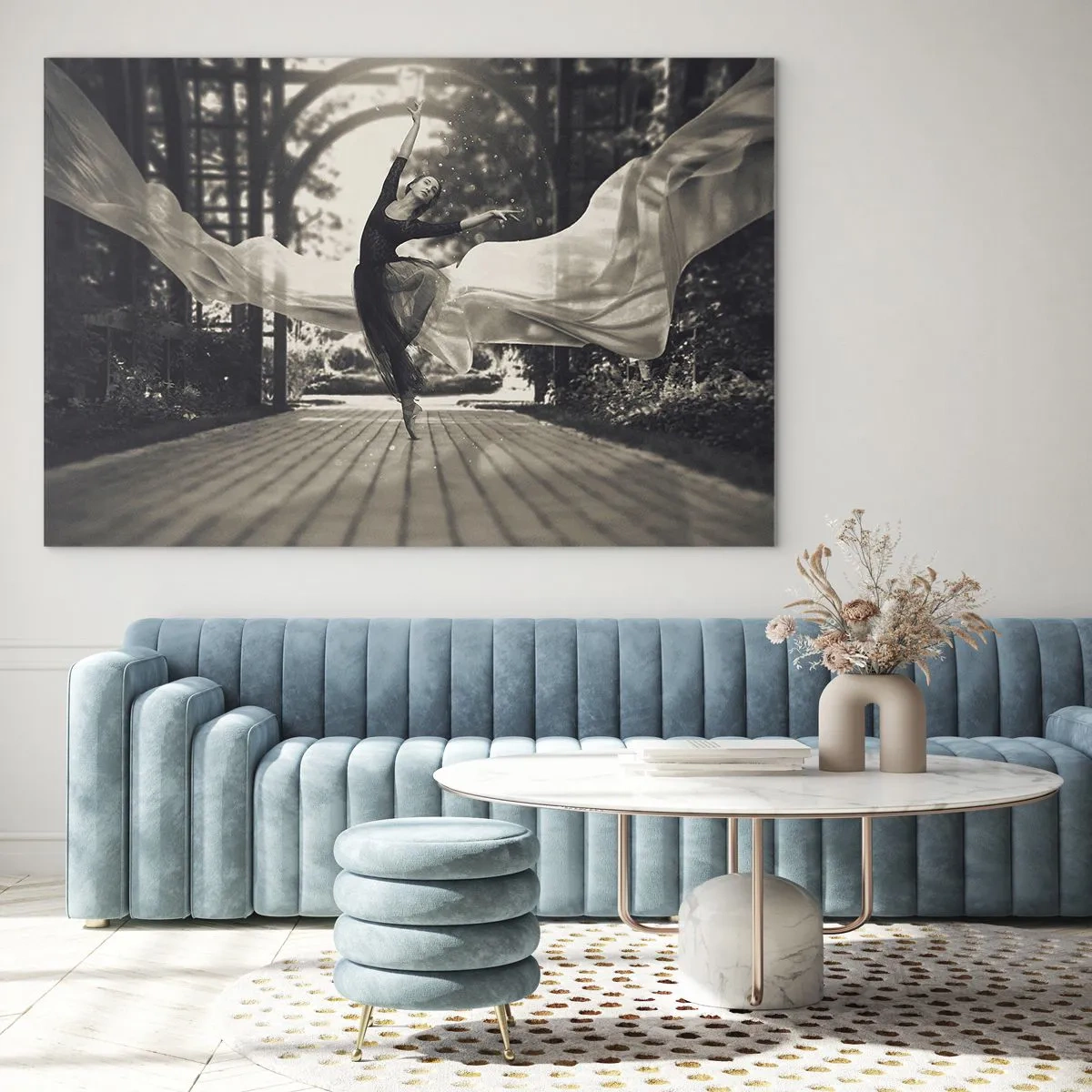 Üveg kép - Egy táncos mozgásban egy kerti háttér előtt fekete-fehérben. - 70x50cm - A kerti szellem tánca - Modern fali dekoráció nappalihoz és hálószobához ARTTOR
