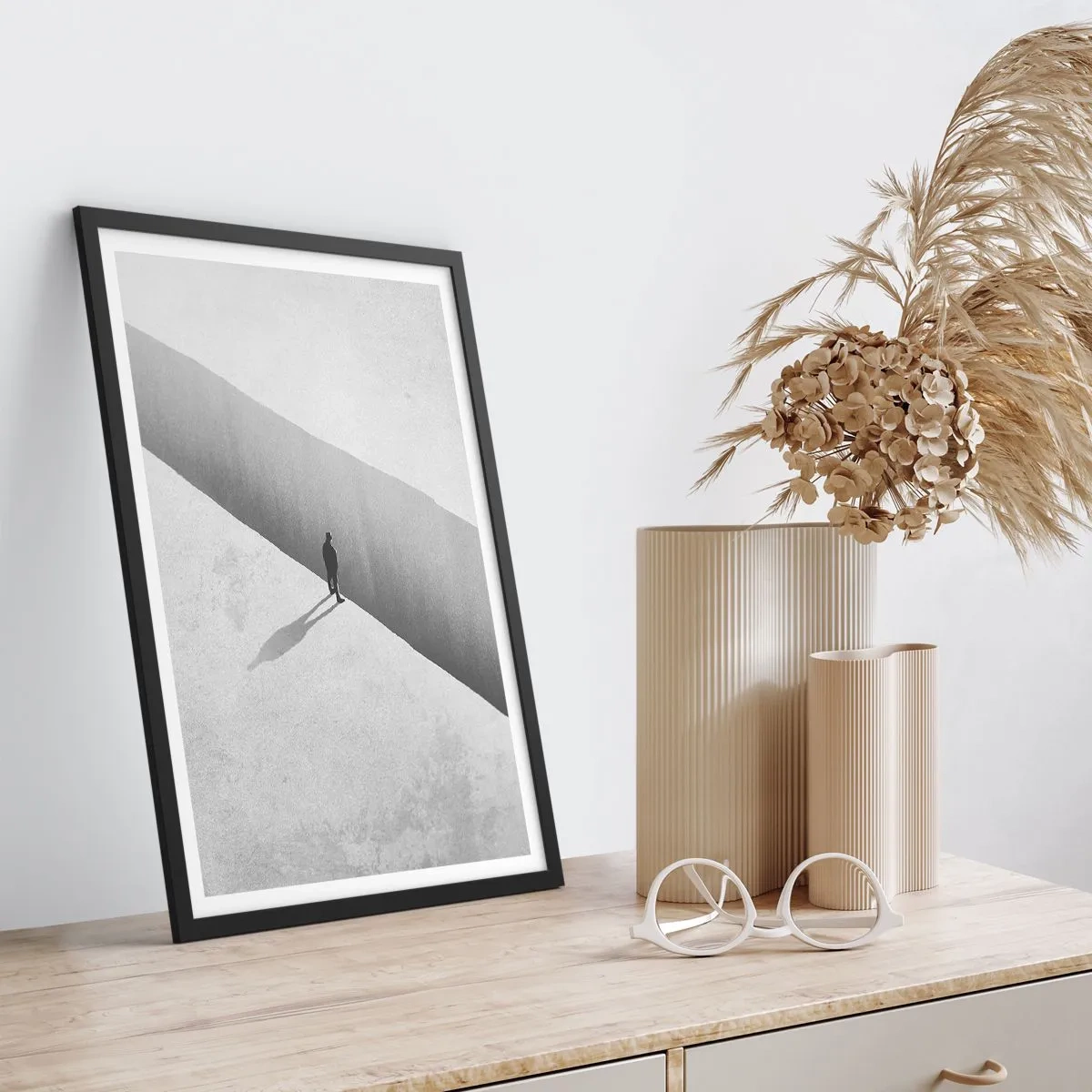 Poszter fehér keretben - Egy alak áll egy szakadék felett monokróm környezetben - 50x70cm - Fényes célpont - Modern fali dekoráció nappalihoz és hálószobához ARTTOR
