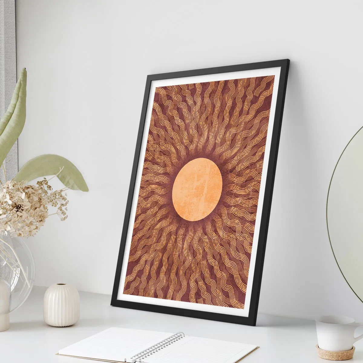 Poszter fehér keretben - Stilizált nap arany és barna árnyalatú sugarakkal - 50x70cm - A nap ikonja - Modern fali dekoráció nappalihoz és hálószobához ARTTOR