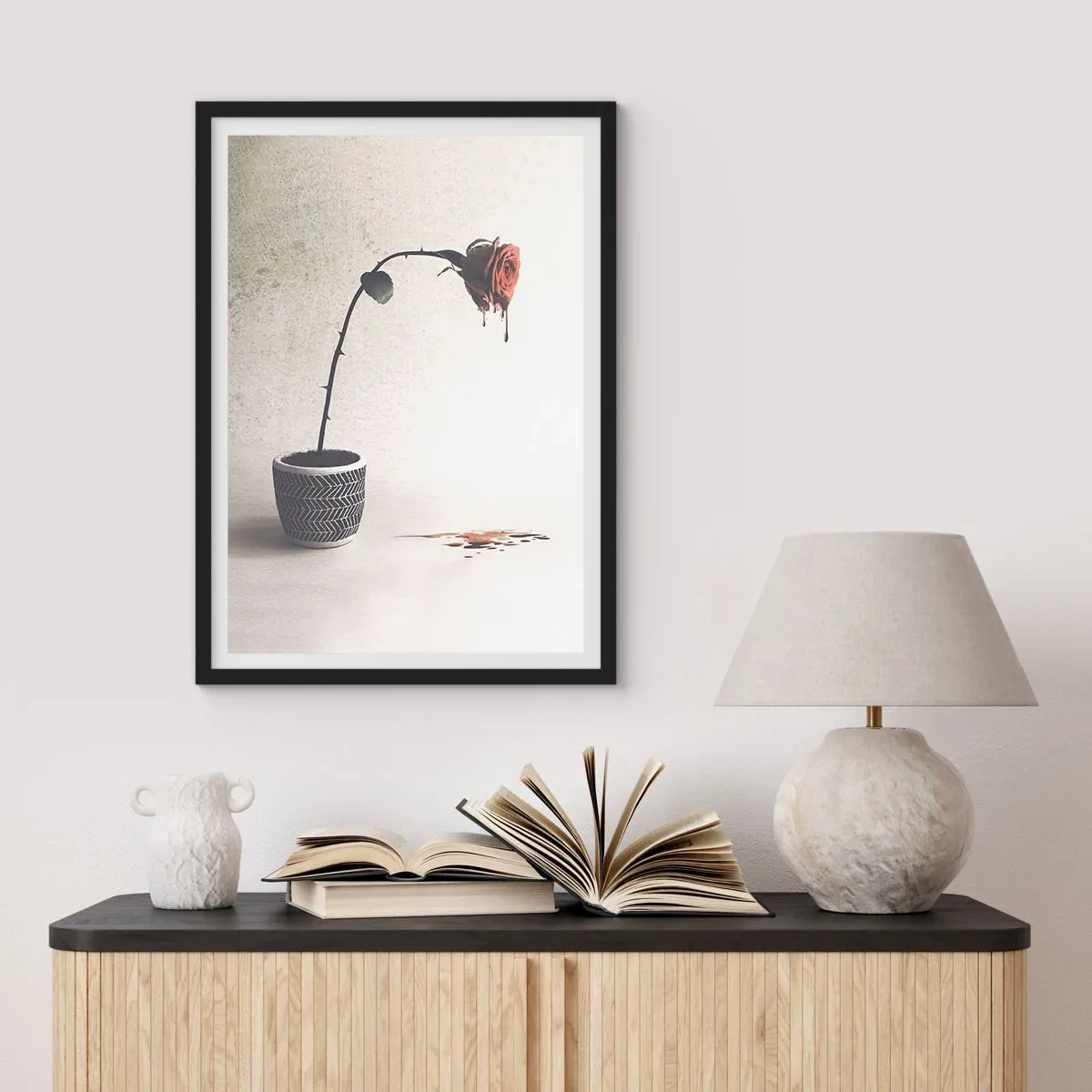Poszter fehér keretben - Egy cserepes rózsa művészi, áramló hatással - 50x70cm - Rosa dolorosa - Modern fali dekoráció nappalihoz és hálószobához ARTTOR