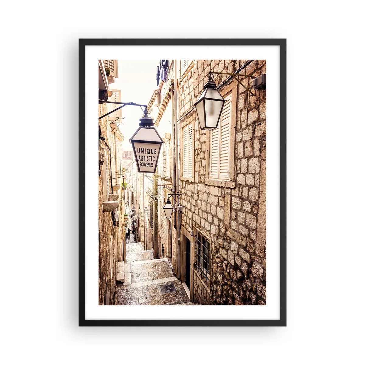 Poszter fehér keretben - Egy bájos kőutca lámpásokkal és lépcsőkkel - 50x70cm - Egy bájos mellékutca - Modern fali dekoráció nappalihoz és hálószobához ARTTOR