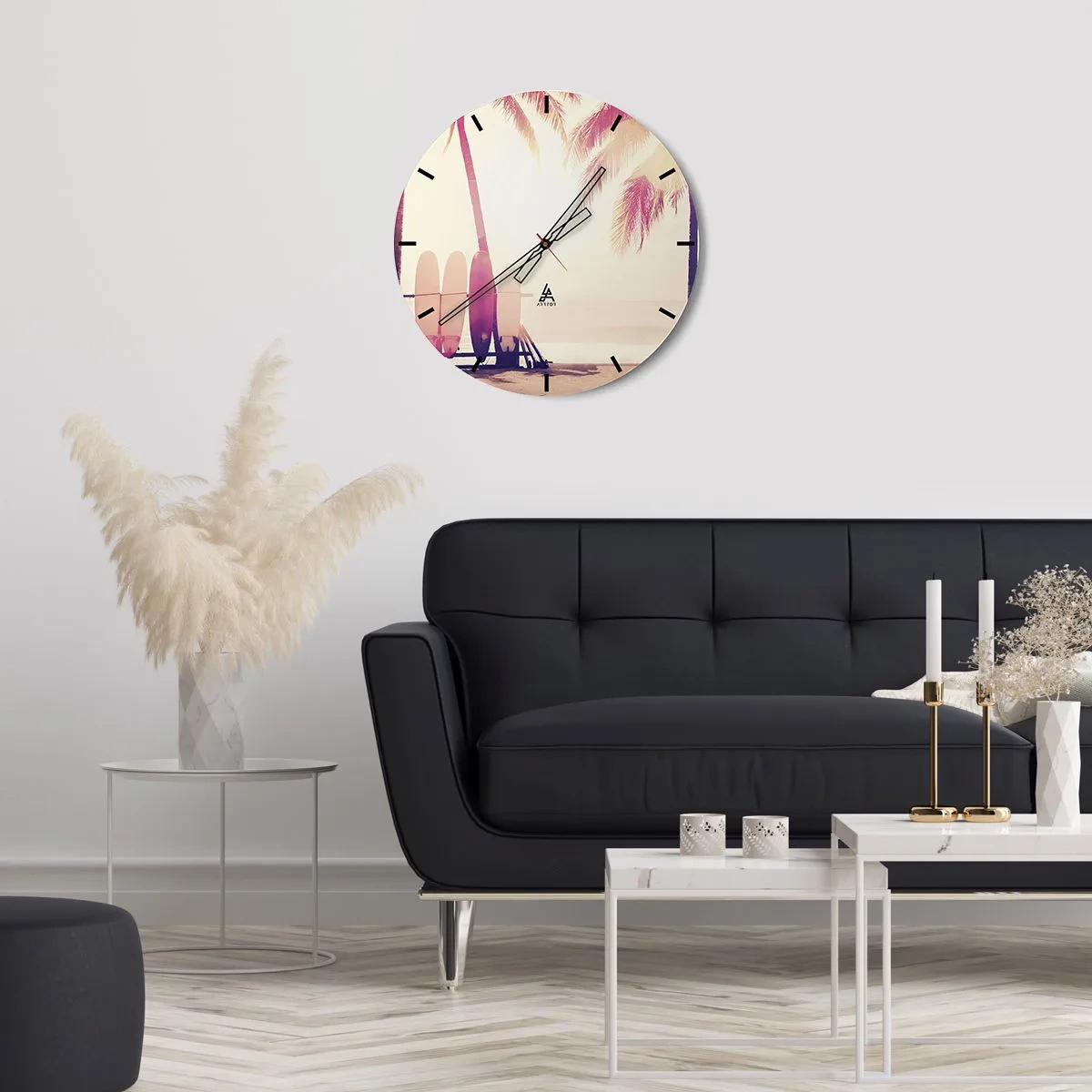 Falióra, Óra - Szörfdeszkák és pálmafák a tengerparton hajnalban - 30x30cm - Ez remek nap lesz - Modern fali dekoráció nappalihoz, konyhához és hálószobához ARTTOR