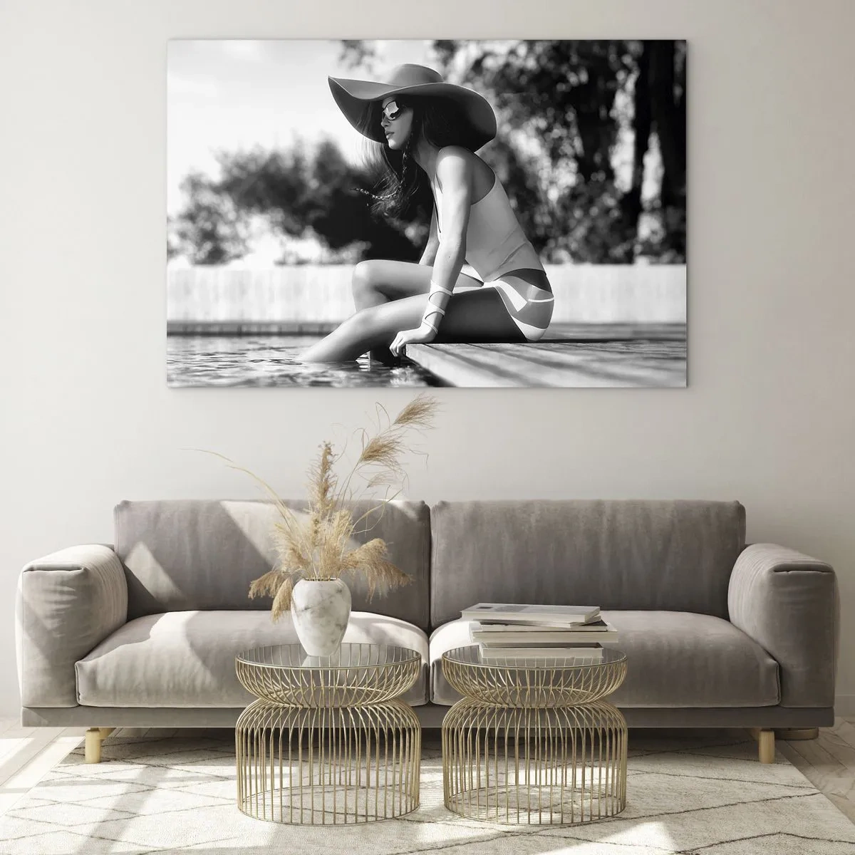 Üveg kép - Nő kalapban ül a medence partján, fekete-fehérben - 70x50cm - Egy nyári álom - Modern fali dekoráció nappalihoz és hálószobához ARTTOR