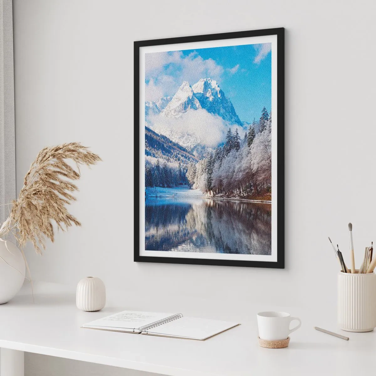 Poszter fehér keretben - Hófödte hegyek tükröződnek egy tóban télen - 50x70cm - Hóőrség - Modern fali dekoráció nappalihoz és hálószobához ARTTOR