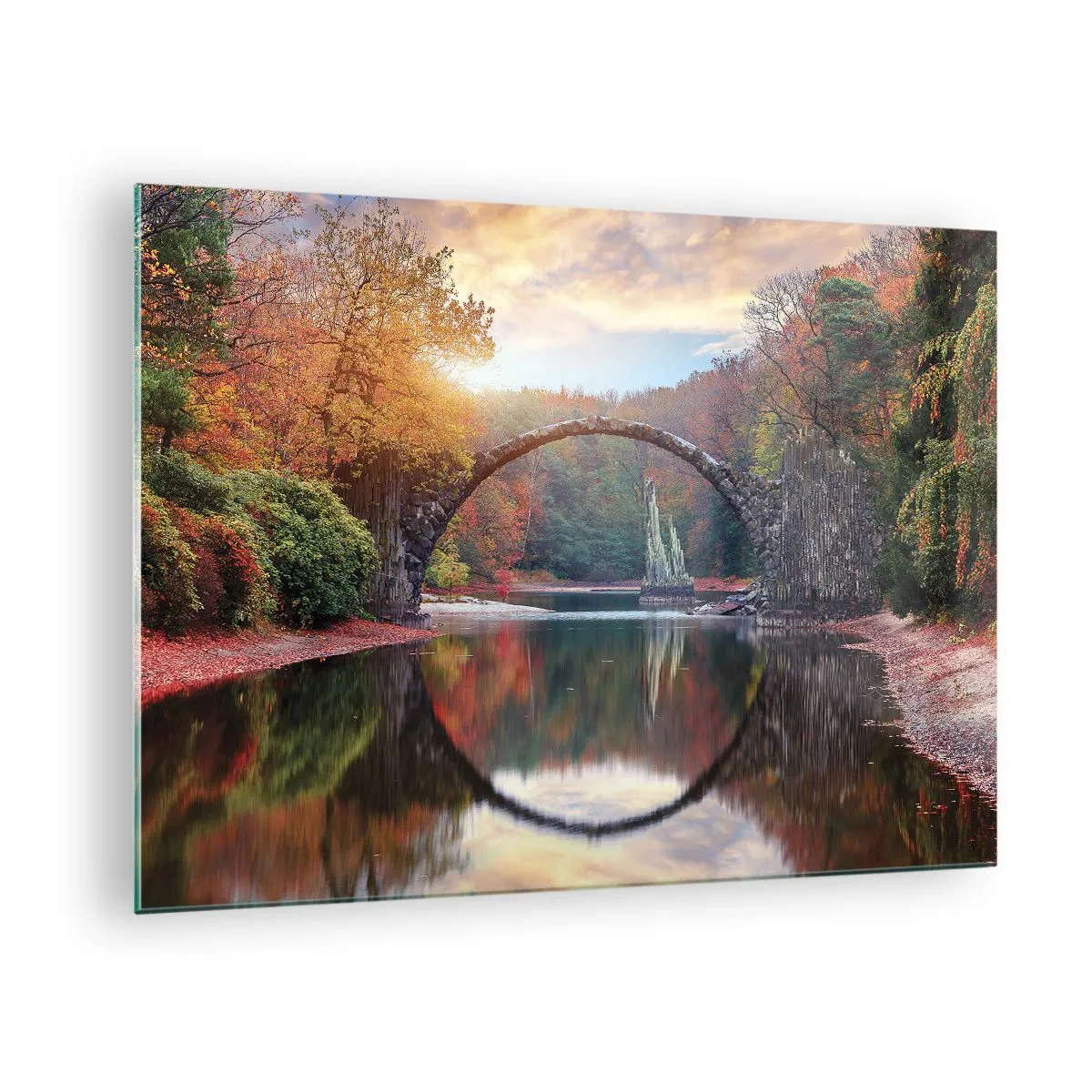 Üveg kép - Egy kőhíd tükröződik egy tóban egy őszi erdő közepén - 70x50cm - A tükör másik oldalán - Modern fali dekoráció nappalihoz és hálószobához ARTTOR