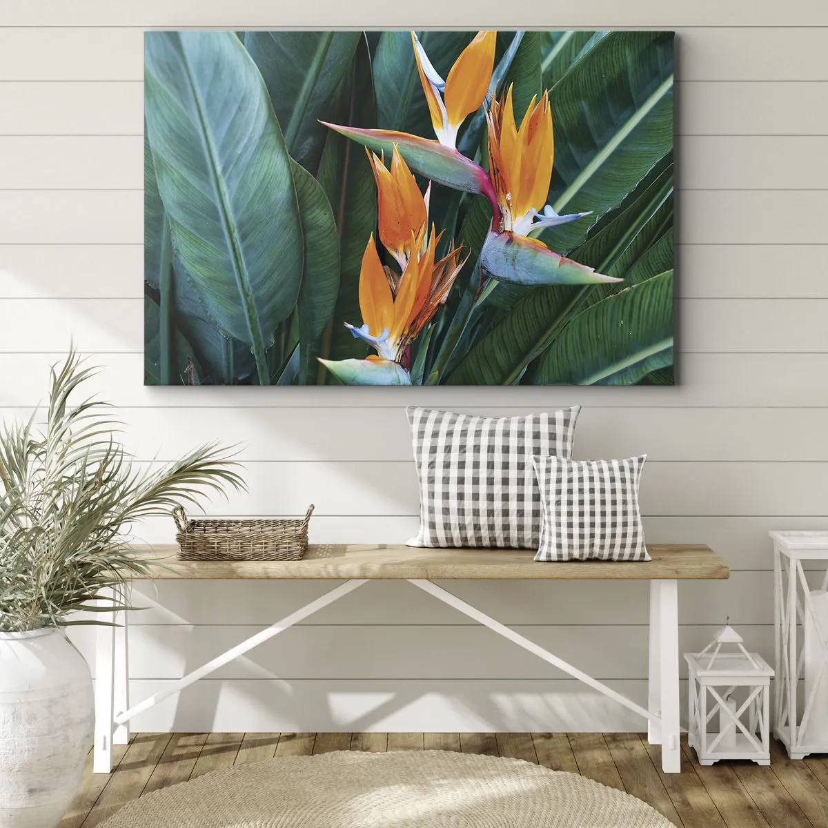 Vászonkép - Egzotikus strelitzia virágok zöld levelekkel körülvéve - 70x50cm - Virág vagy madár? - Modern fali dekoráció nappalihoz és hálószobához ARTTOR