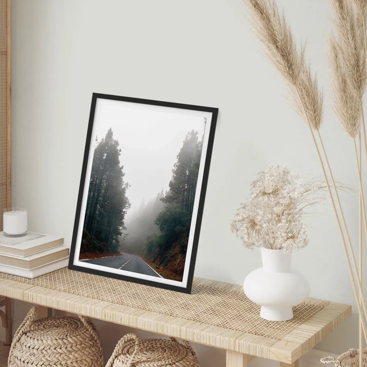 Poszter fehér keretben - Kanyargós út a ködbe burkolózó fák között - 50x70cm - Egy varázslatos erdő meséje - Modern fali dekoráció nappalihoz és hálószobához ARTTOR