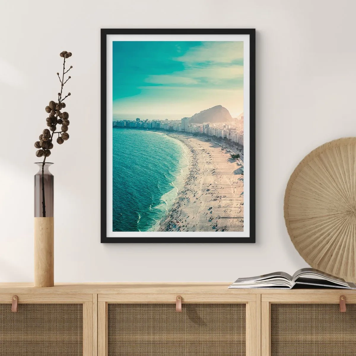 Poszter fehér keretben - Kilátás a strandra és a városra naplementekor - 50x70cm - Örökös nyaralás Rióban - Modern fali dekoráció nappalihoz és hálószobához ARTTOR