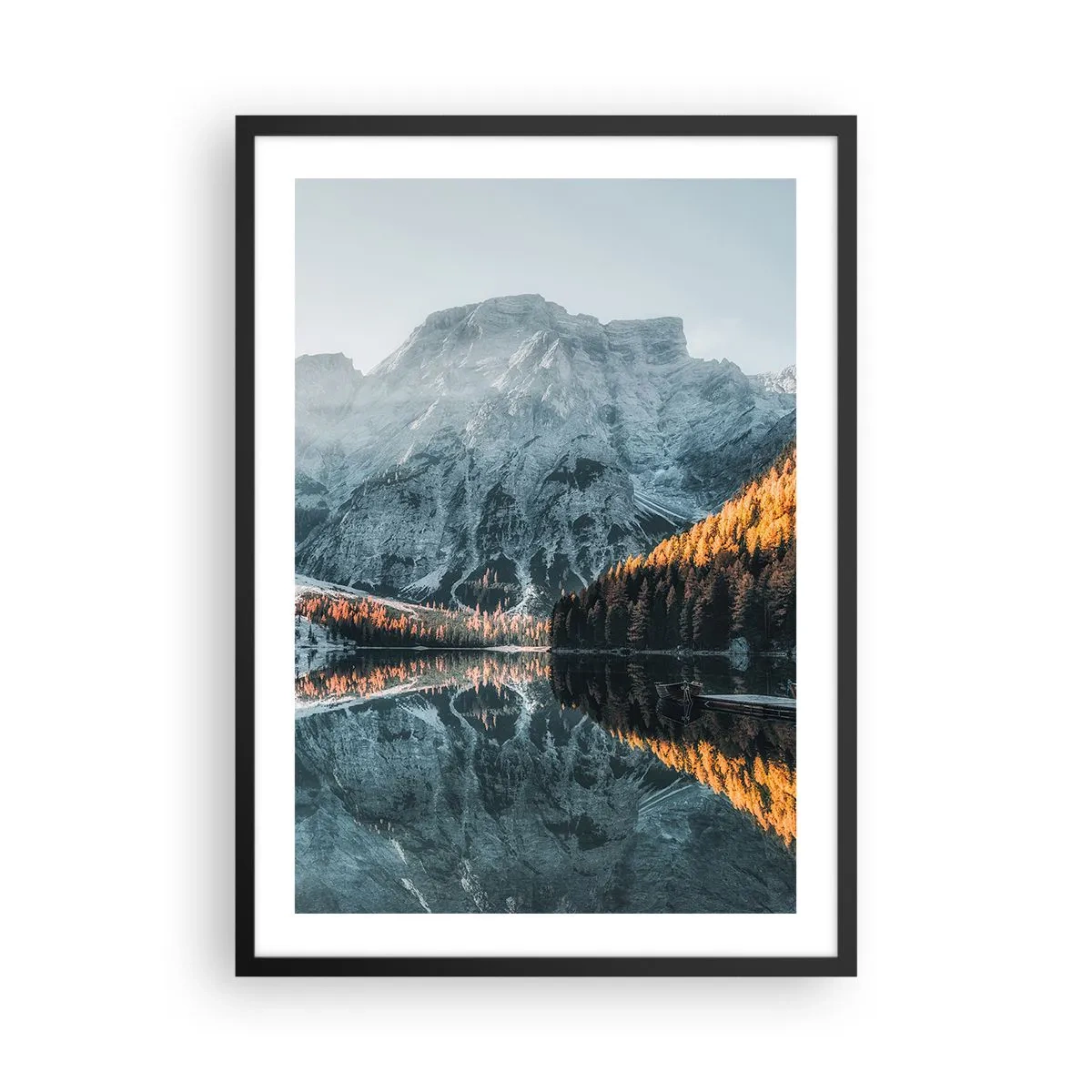 Poszter fehér keretben - Hegyi táj tükröződik a tóban naplementekor - 50x70cm - Tükrös táj - Modern fali dekoráció nappalihoz és hálószobához ARTTOR