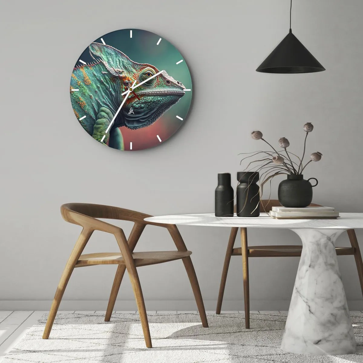 Falióra, Óra - Egy színes kaméleon közeli képe zöld és rózsaszín háttér előtt. - 30x30cm - Látsz engem? Nem jó... - Modern fali dekoráció nappalihoz, konyhához és hálószobához ARTTOR