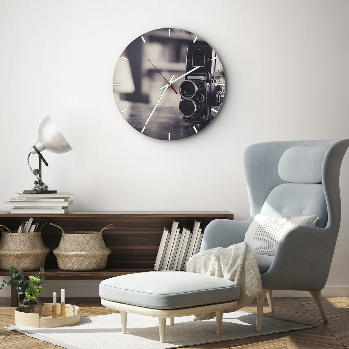 Falióra, Óra - Régi fényképezőgép egy asztalon szépia színben - 30x30cm - Egy régi fénykép varázsa - Modern fali dekoráció nappalihoz, konyhához és hálószobához ARTTOR