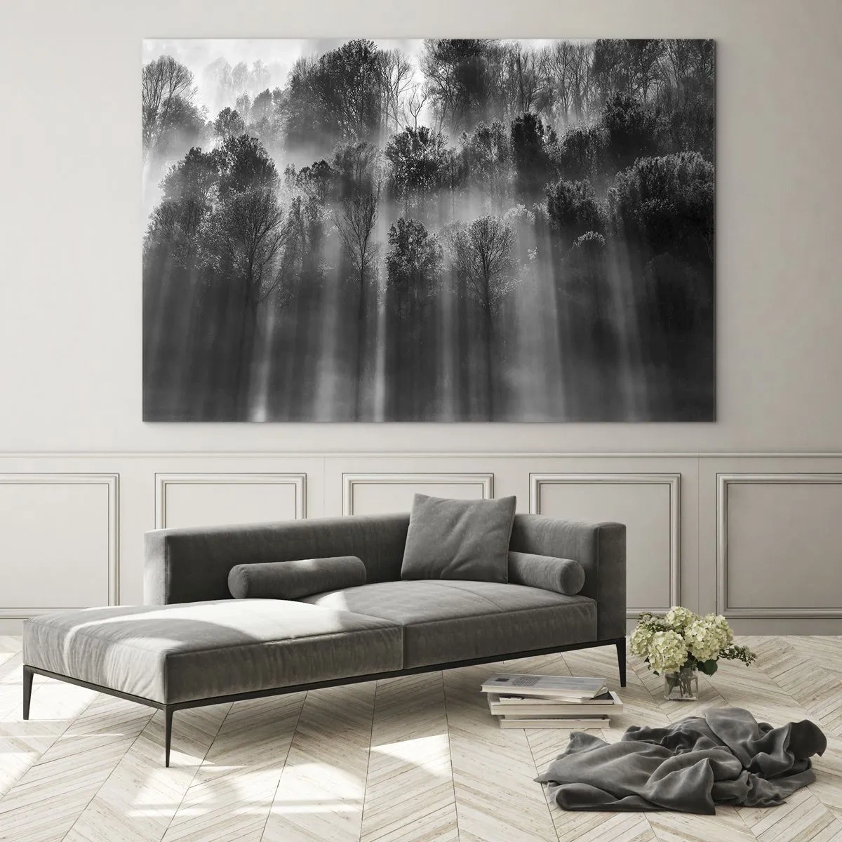 Üveg kép - Fekete-fehér fénysugarak hatolnak be az erdőbe - 70x50cm - Fénypatakokban - Modern fali dekoráció nappalihoz és hálószobához ARTTOR