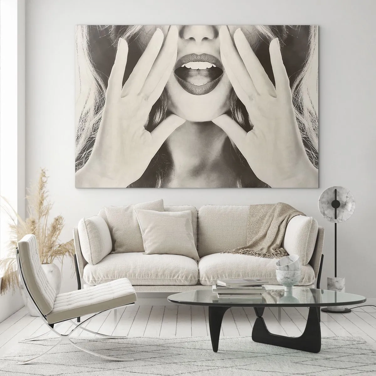 Üveg kép - Egy nő rúzzsal az ajkán és kezével az arcához - 70x50cm - Jövök már! - Modern fali dekoráció nappalihoz és hálószobához ARTTOR
