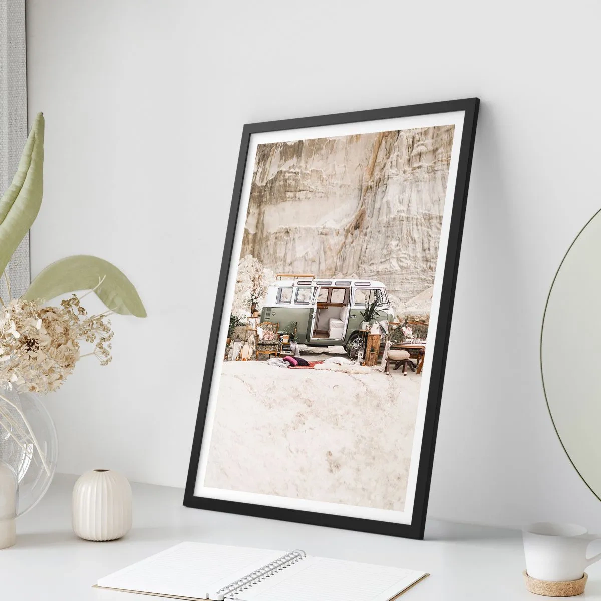 Poszter fehér keretben - Retro furgonos kempingezés sivatagi környezetben rusztikus részletekkel - 50x70cm - Ideje elkezdeni az utazást - Modern fali dekoráció nappalihoz és hálószobához ARTTOR