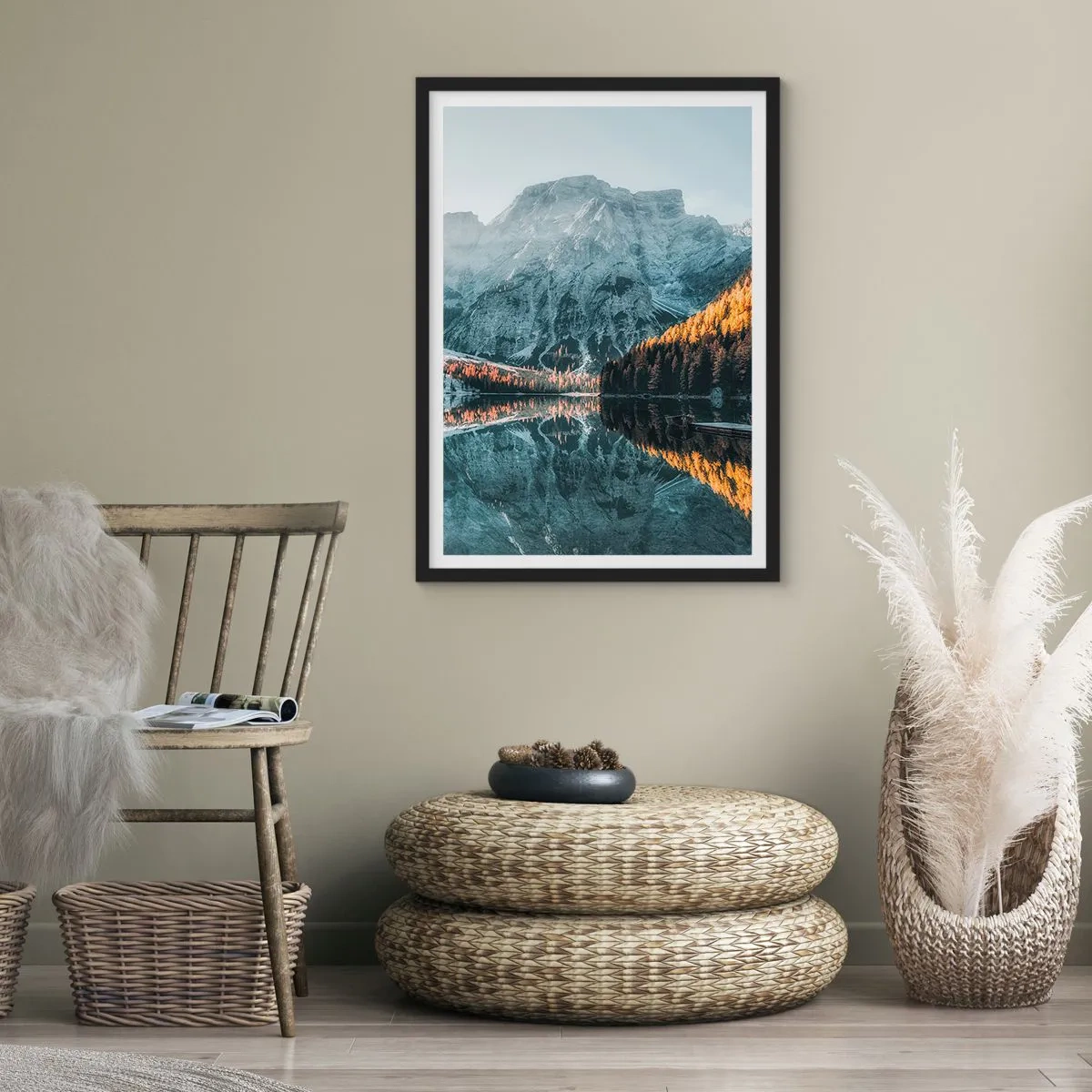 Poszter fehér keretben - Hegyi táj tükröződik a tóban naplementekor - 50x70cm - Tükrös táj - Modern fali dekoráció nappalihoz és hálószobához ARTTOR