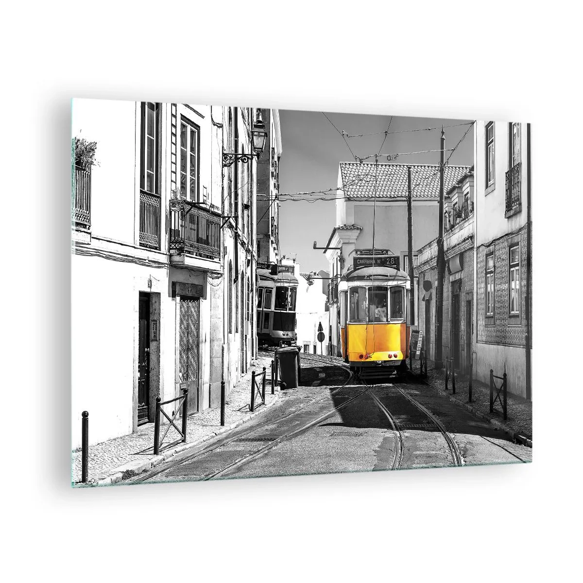 Üveg kép - Egy sárga villamos egy fekete-fehér utcán egy európai városban. - 70x50cm - Lisszabon szelleme - Modern fali dekoráció nappalihoz és hálószobához ARTTOR