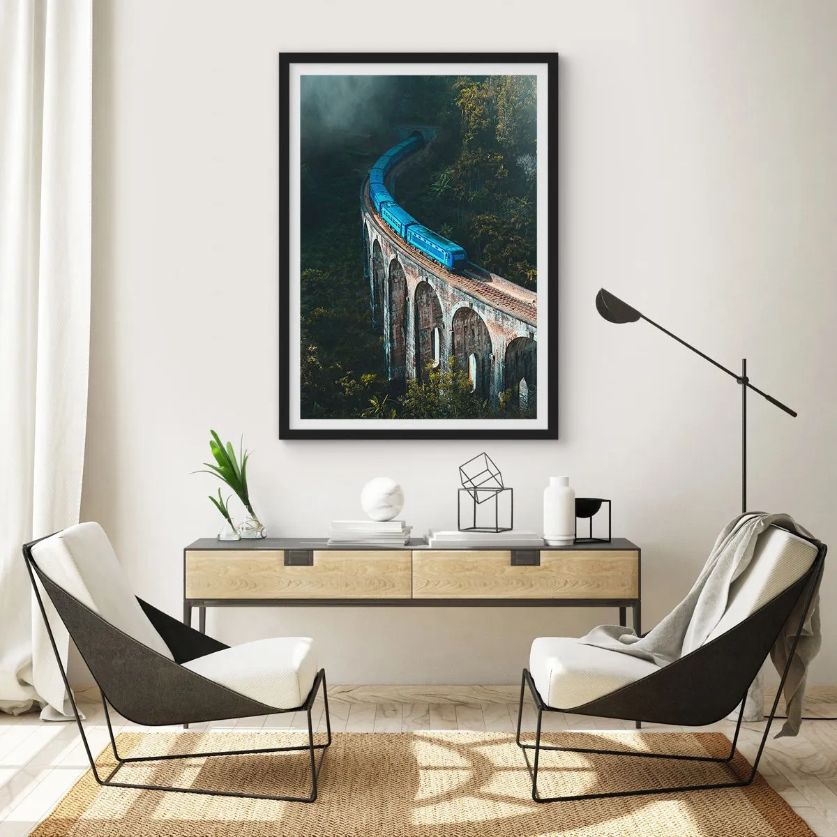 Poszter fehér keretben - Egy kék vonat halad át egy festői viadukton - 50x70cm - Vonzódás a természethez - Modern fali dekoráció nappalihoz és hálószobához ARTTOR