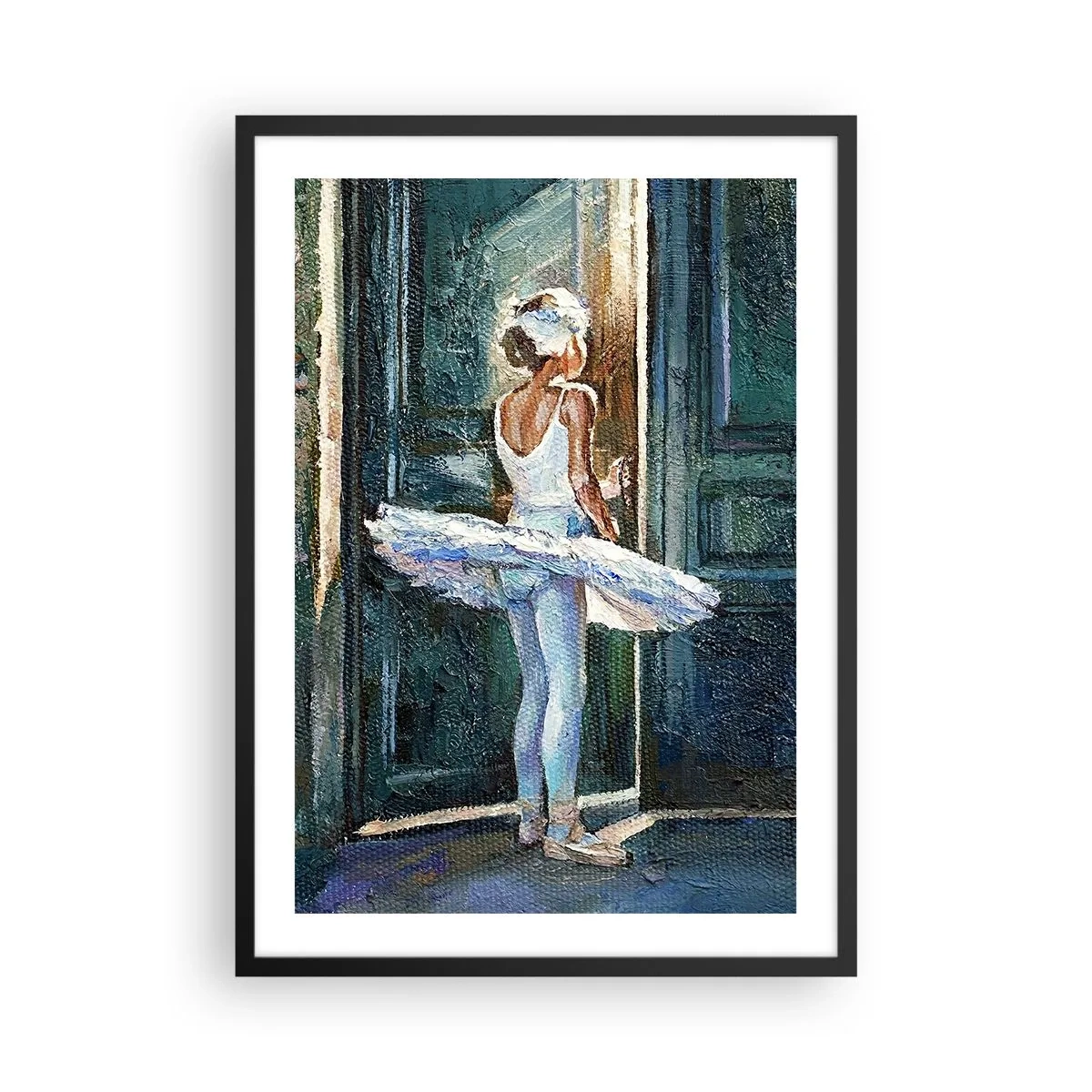 Poszter fehér keretben - Balerina egy ajtó fényében impresszionista stílusban - 50x70cm - Az előadás előtt - Modern fali dekoráció nappalihoz és hálószobához ARTTOR